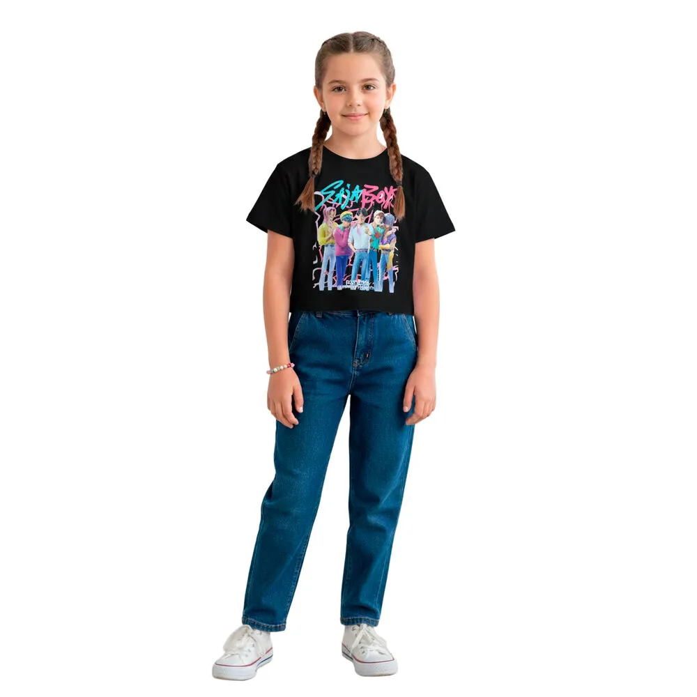 Menina com t-shirt Stranger Things, jeans azul e ténis brancos