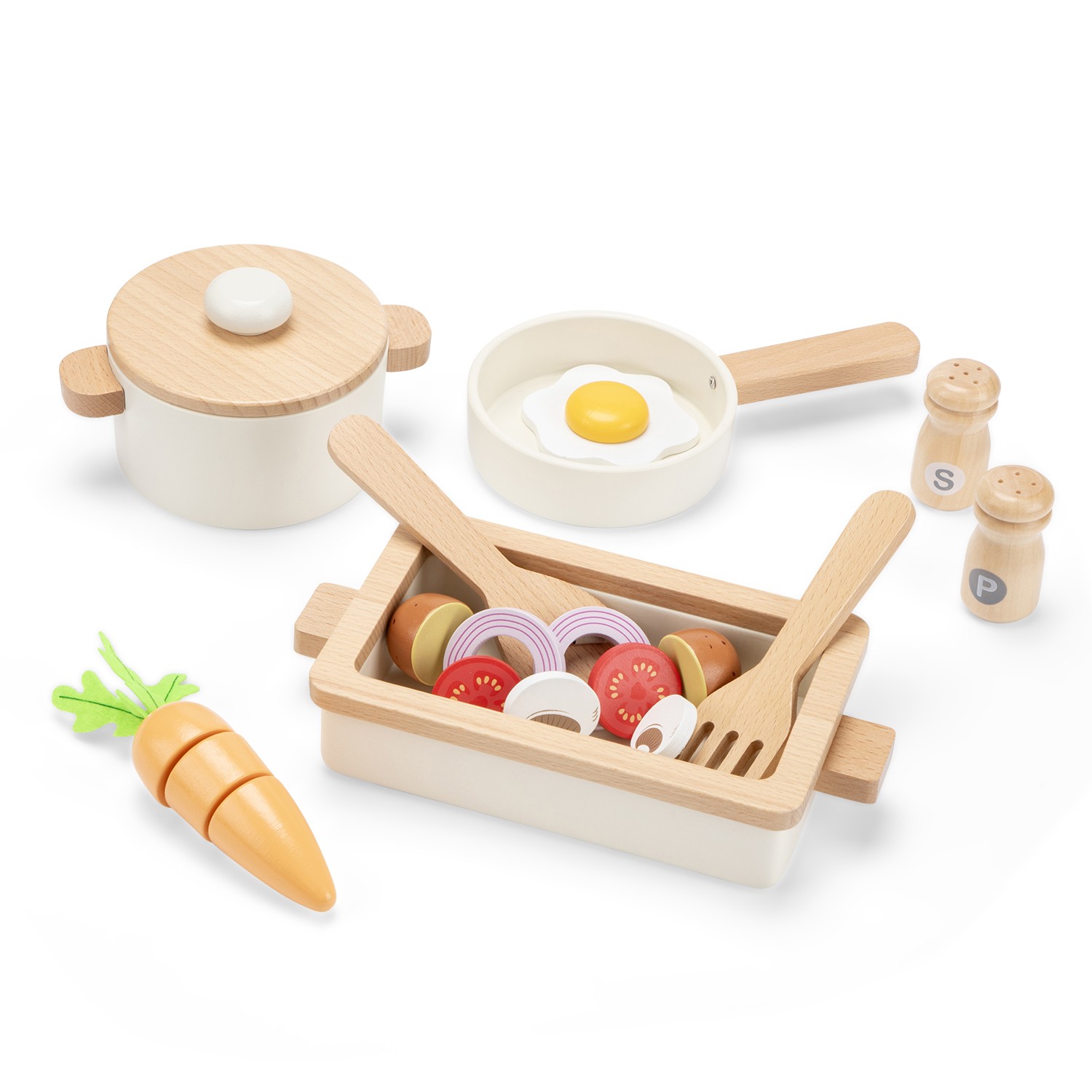Utensílios de cozinha em madeira com legumes e ovo de brinquedo.