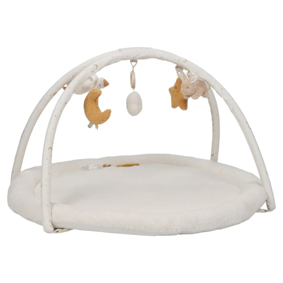 Tapete de brincar redondo branco com arcos e brinquedos pendurados.