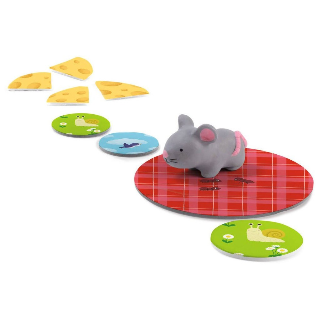 Brinquedo infantil com rato de pelúcia, prato xadrez e peças de queijo e círculos decorativos