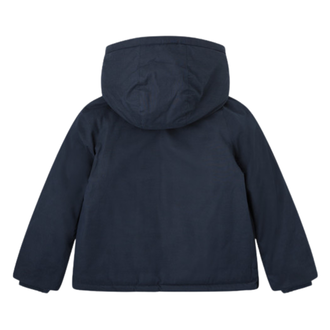 Casaco com capuz azul escuro visto de trás