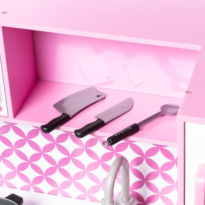 Conjunto de utensílios de cozinha com cabos pretos numa prateleira rosa de cozinha infantil