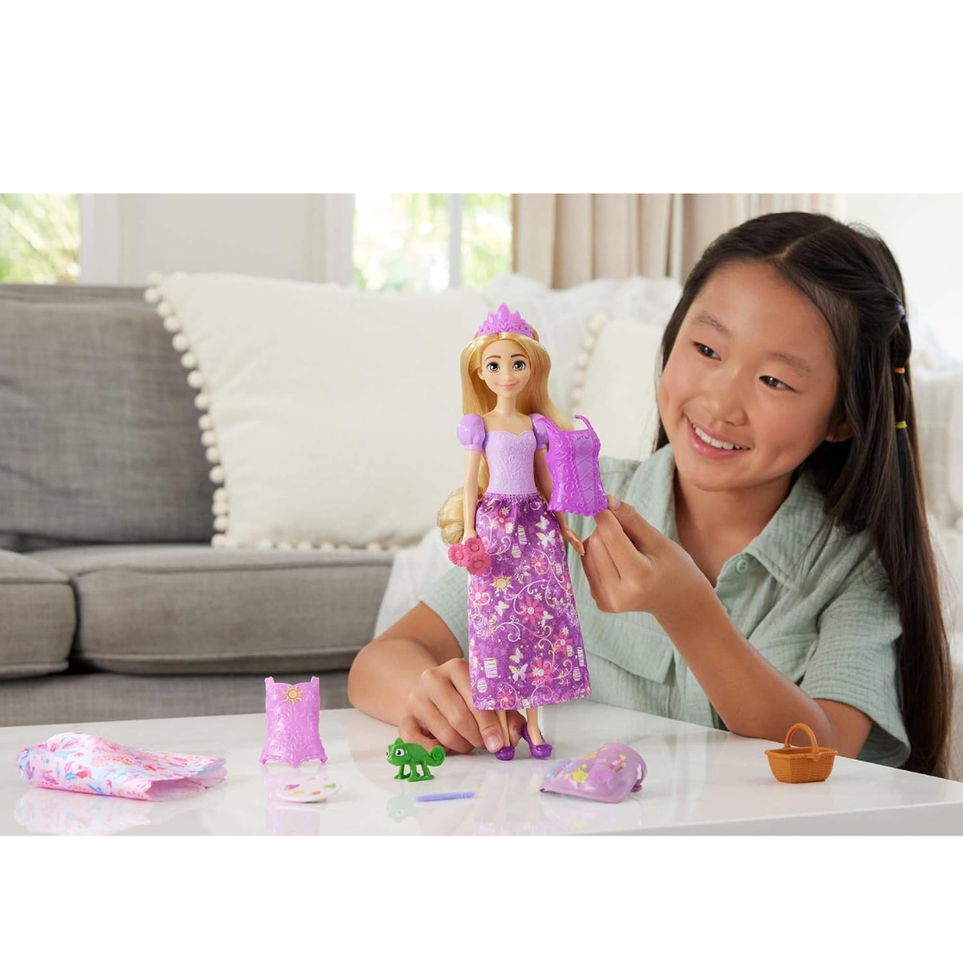 Boneca princesa com vestido e acessórios em tons roxos com menina a brincar