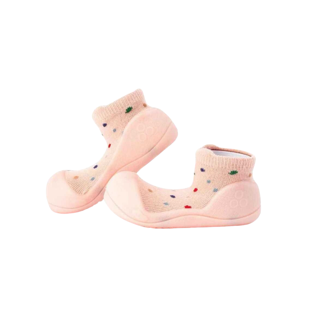 Sapatilhas meias cor de rosa com pontos coloridos e sola de borracha