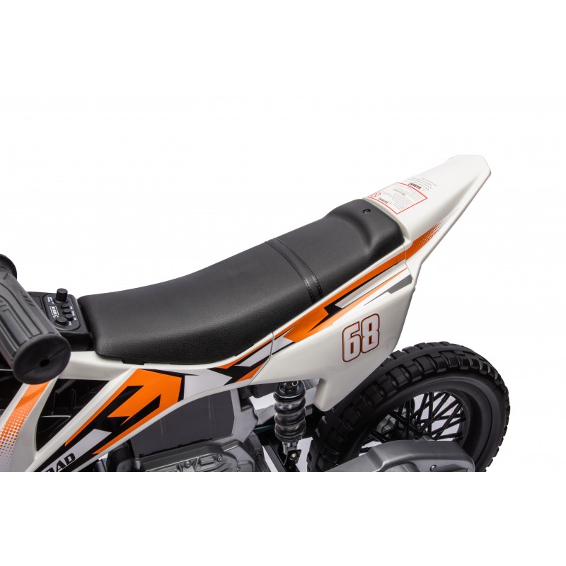 Assento preto e lateral branca e laranja de mota com número 68