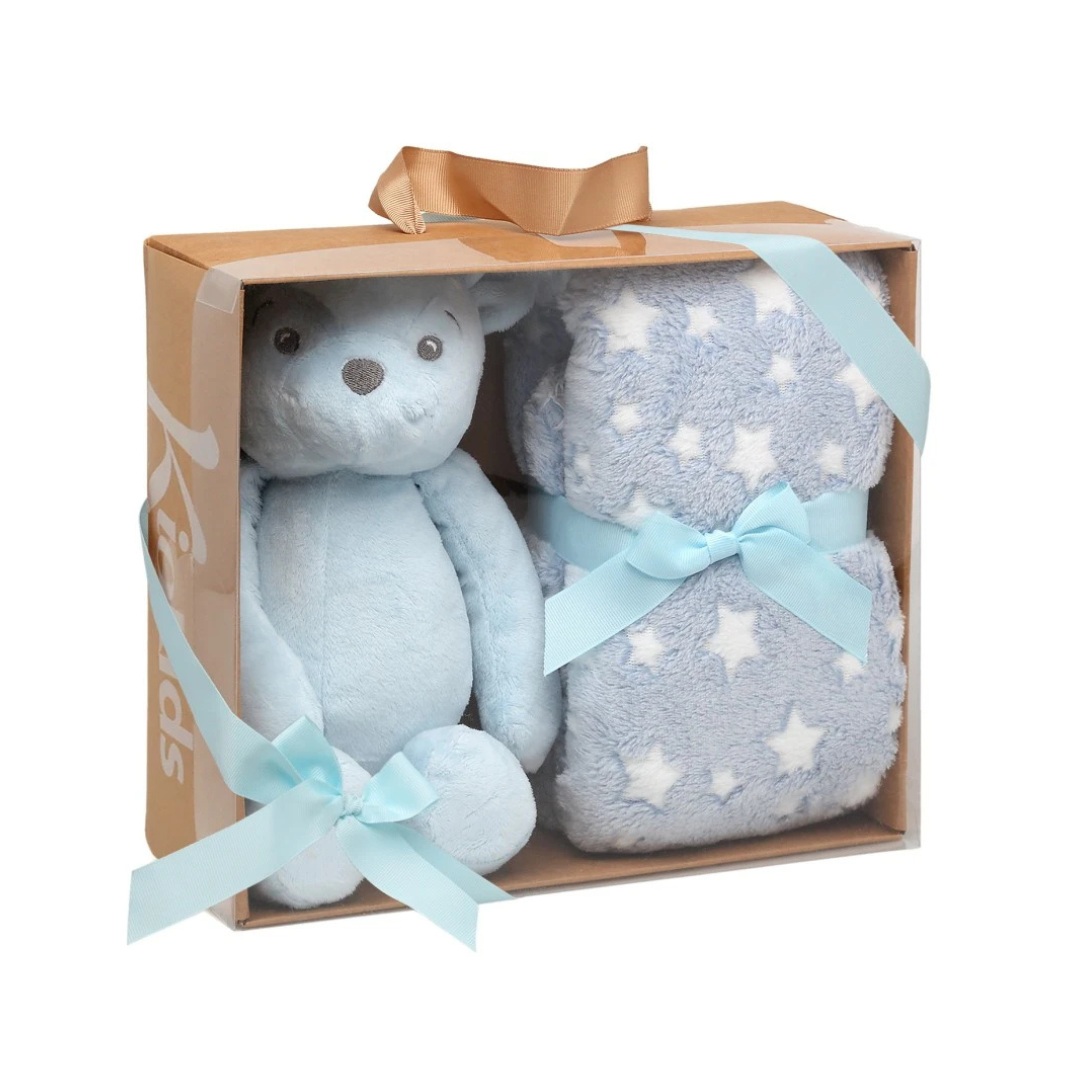 Urso de peluche azul claro e manta azul com estrelas brancas em caixa de presente
