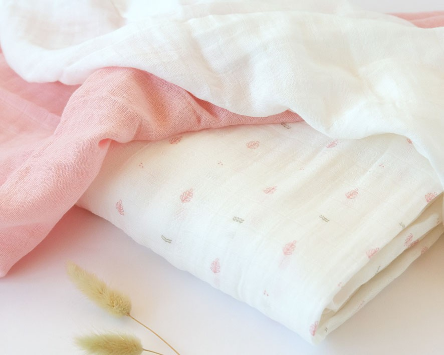 Lençóis de tecido leve rosa e branco com padrões de lábios e texto MOM.