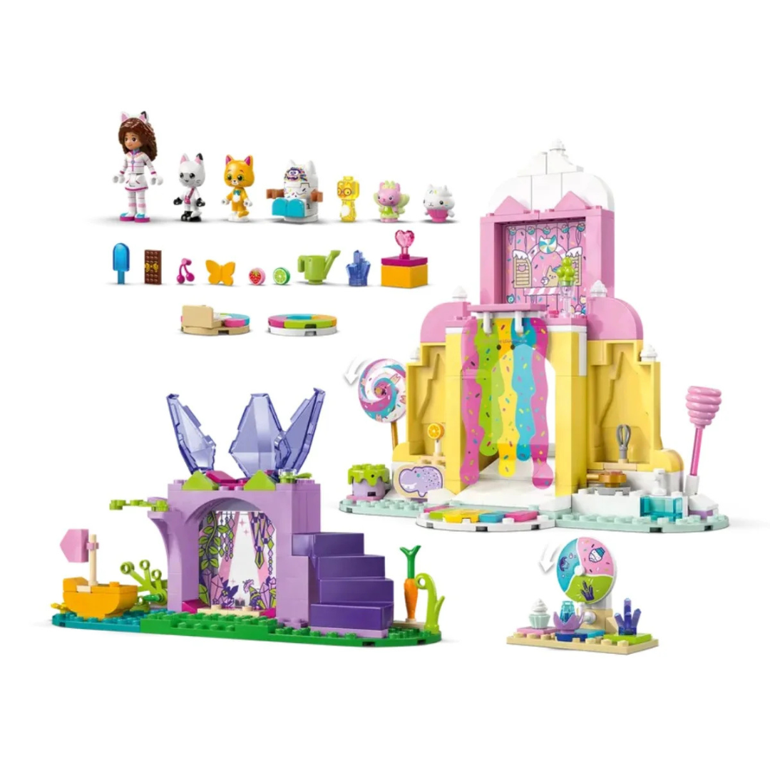 Conjunto de brinquedo tipo LEGO com casas coloridas, figuras pequenas e acessórios em fundo branco.