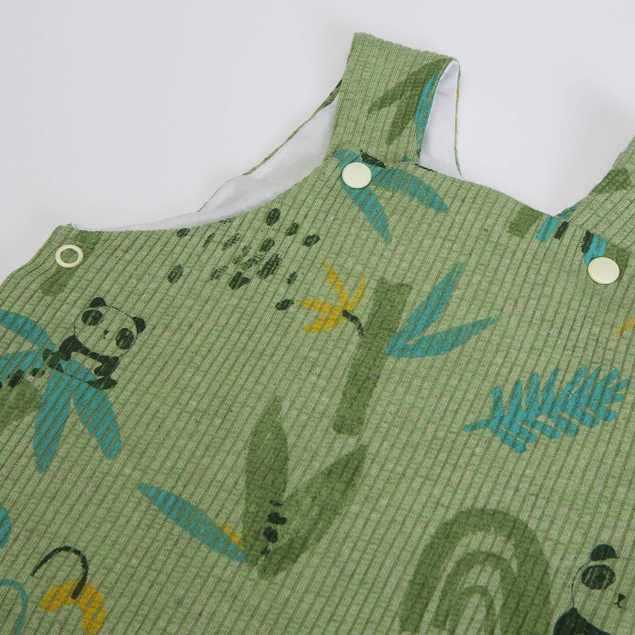 Sacola verde com detergente orgânico e rótulo branco e azul