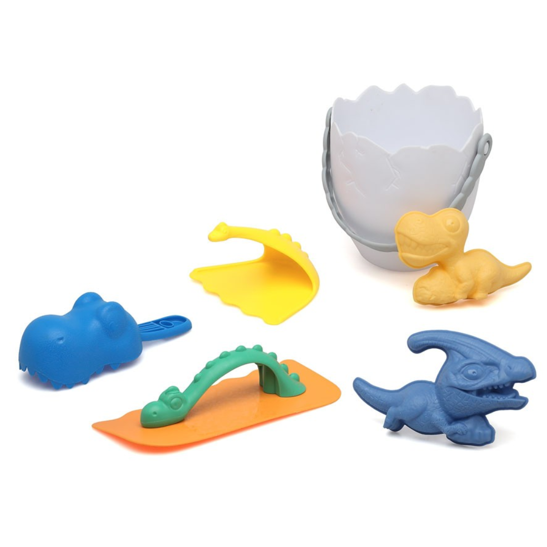 Brinquedos de praia coloridos incluindo balde e moldes de dinossauros