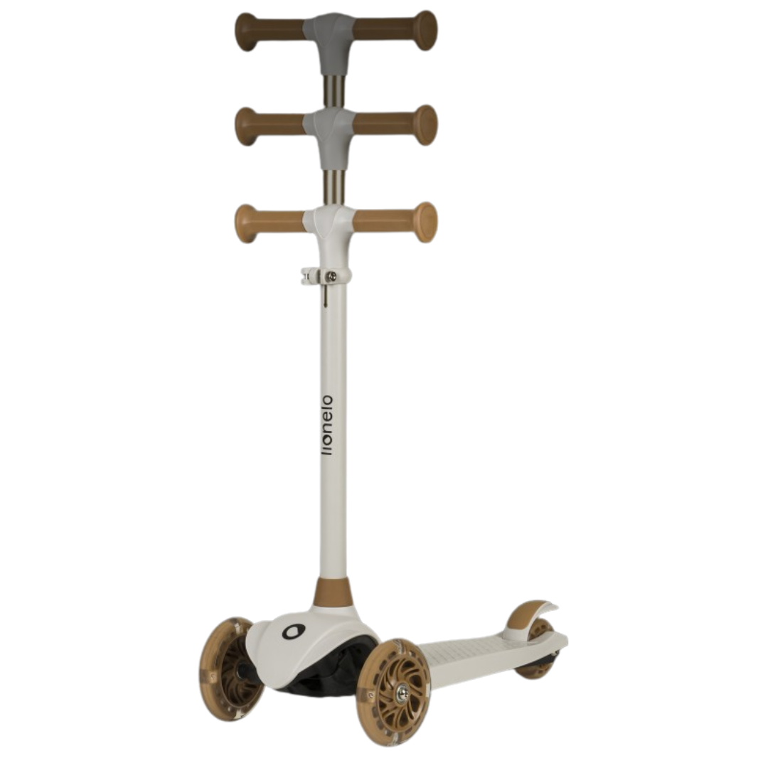 Trotinete infantil branca com detalhes castanhos e guiador ajustável em três alturas