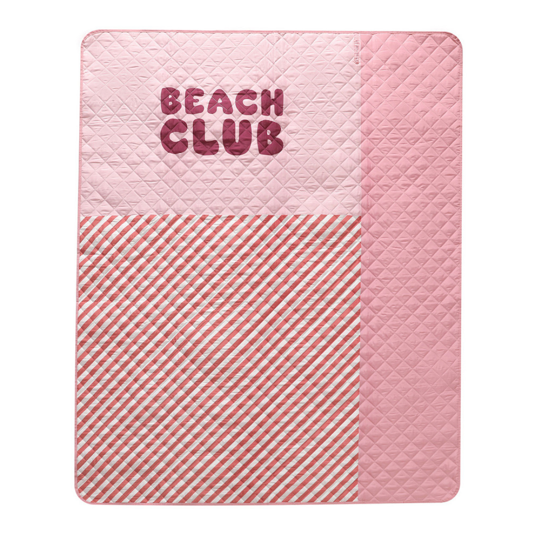 Colcha matelassada rosa com riscas diagonais rosa e brancas e texto BEACH CLUB