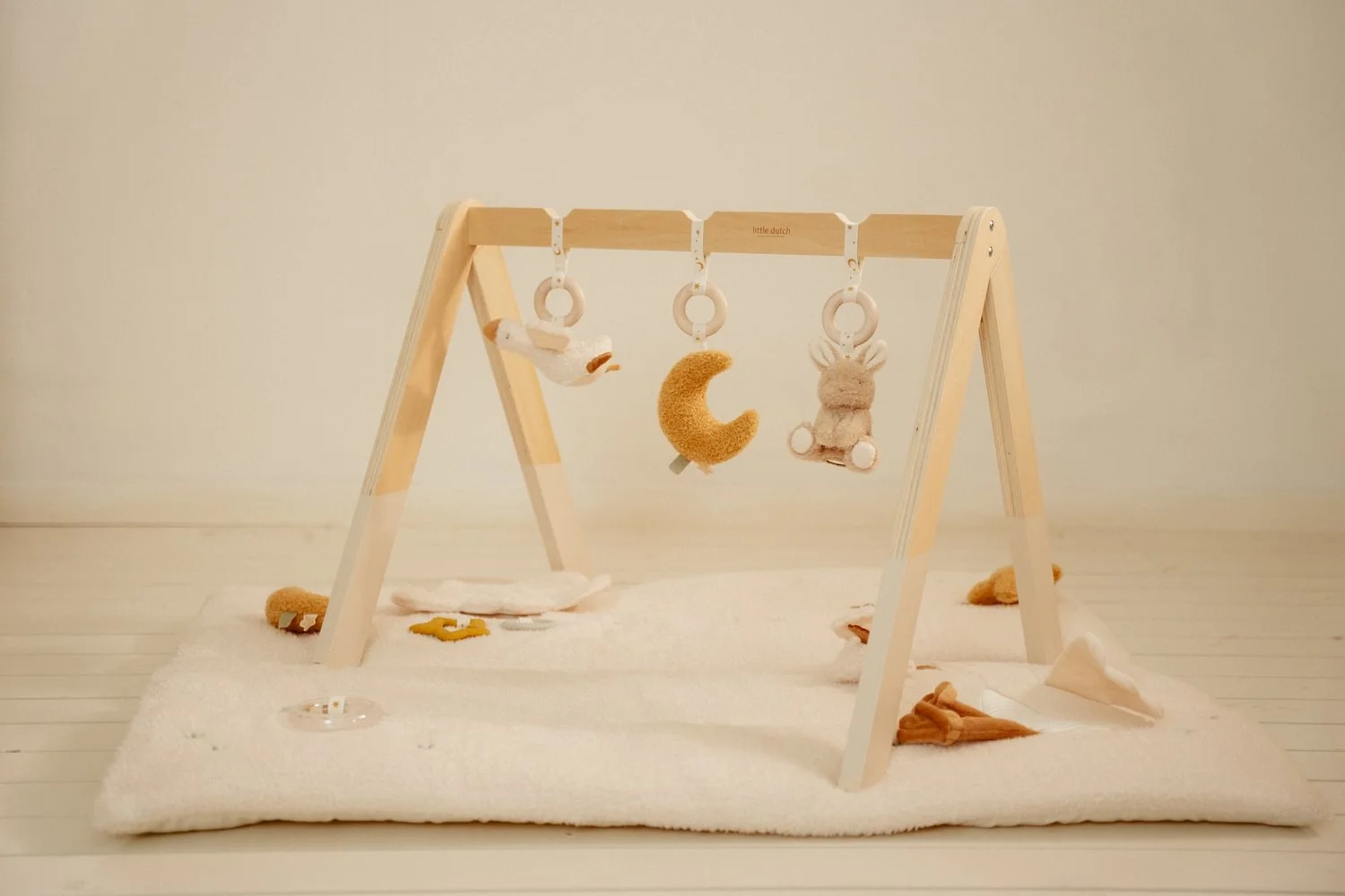 Ginásio de bebé Little Dutch em madeira clara com brinquedos pendurados