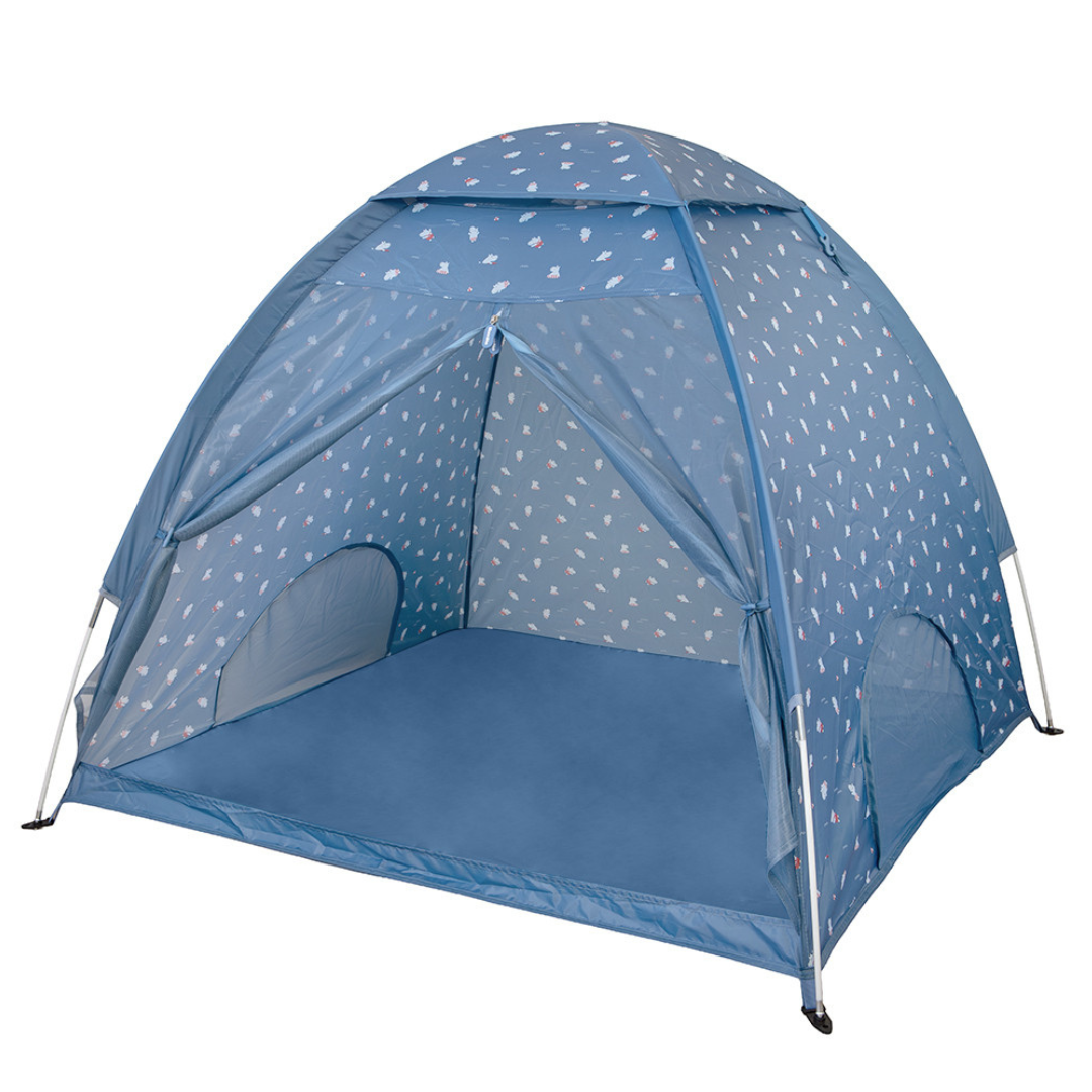 tenda de campismo azul com padrão branco e vermelho, estrutura metálica, entrada aberta e janelas laterais