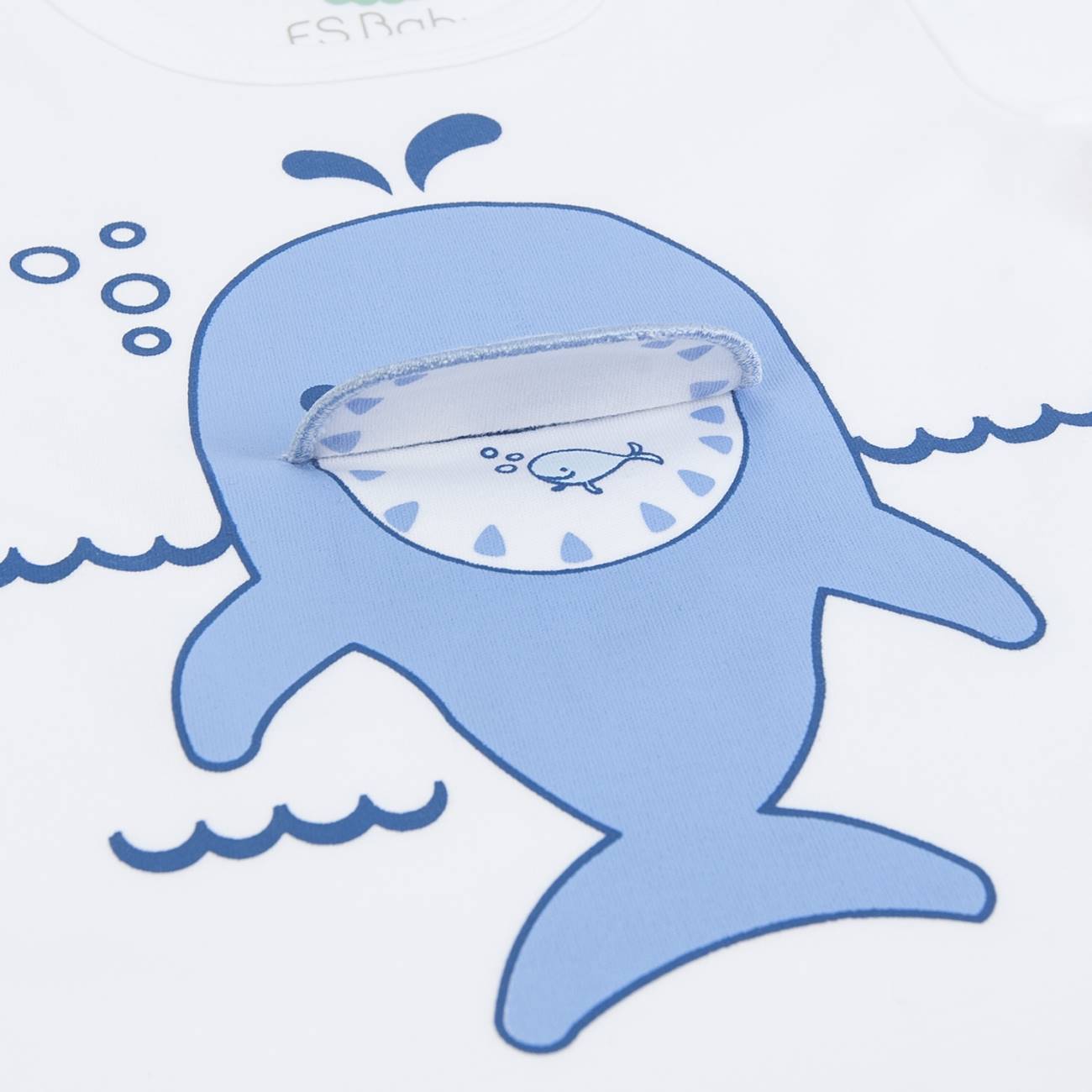 Babete branco com estampa azul de baleia sorridente