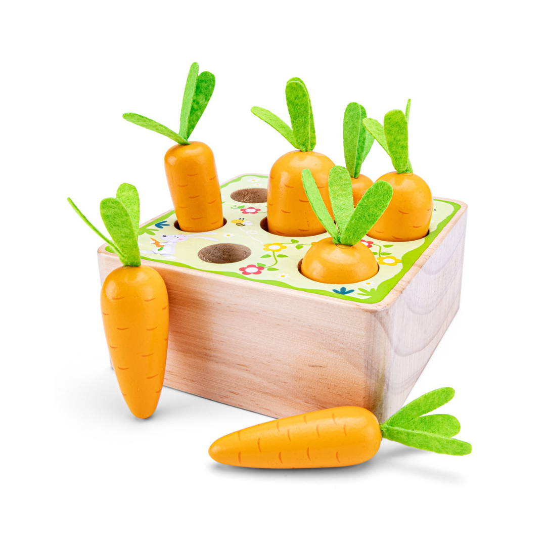 Brinquedo de madeira com cenouras de madeira e folhas verdes de feltro