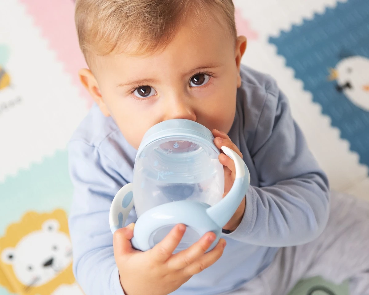 Bebé a beber de copo de aprendizagem azul claro