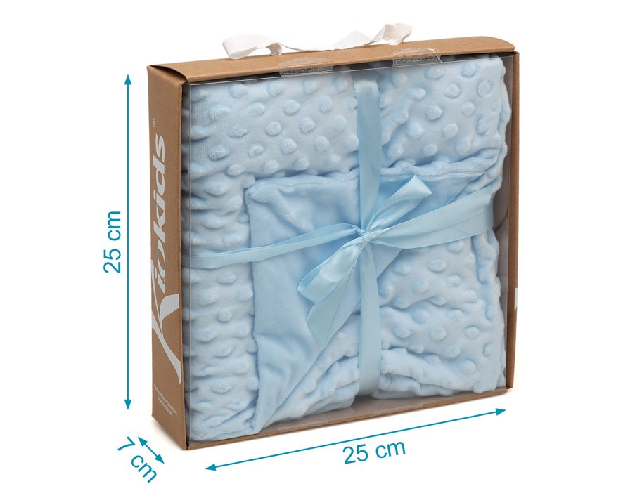 Cobertor azul claro texturizado em caixa de papelão castanho com fita azul