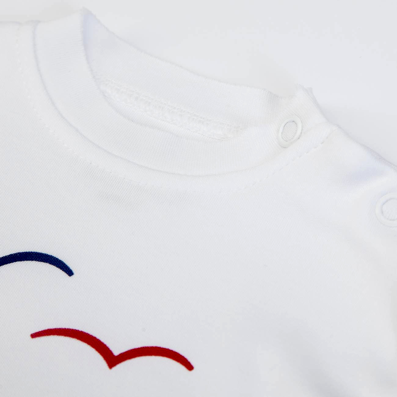 Camisola branca de bebé com estampado azul e vermelho