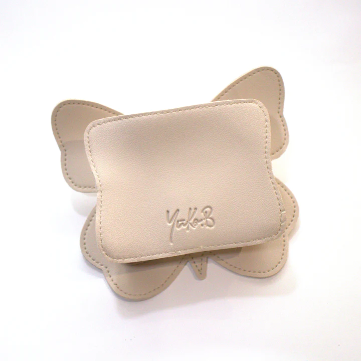 Bolsa pequena bege em pele sintética com forma de borboleta e logótipo Yak 8