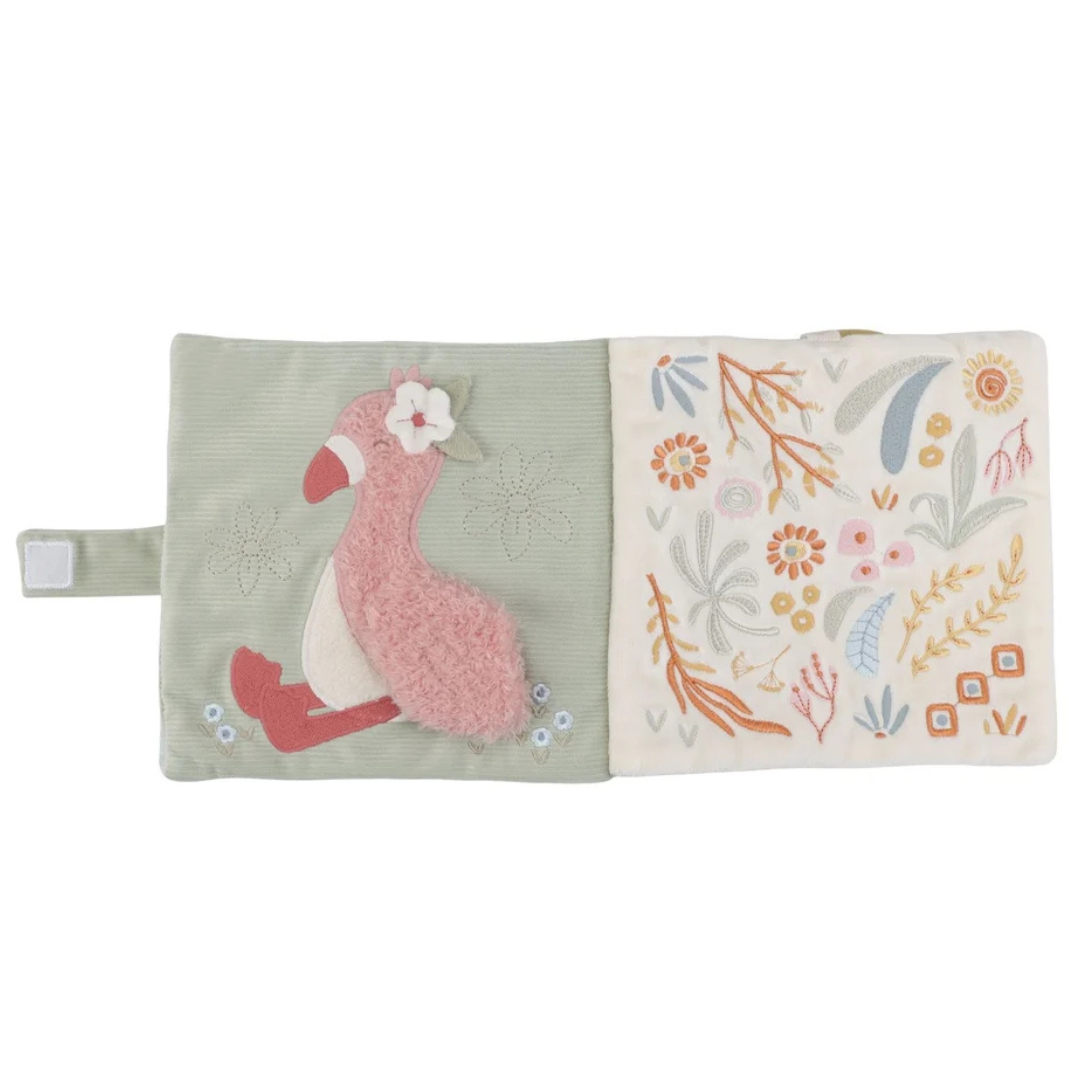 Livro de pano infantil com flamingo e flores bordadas