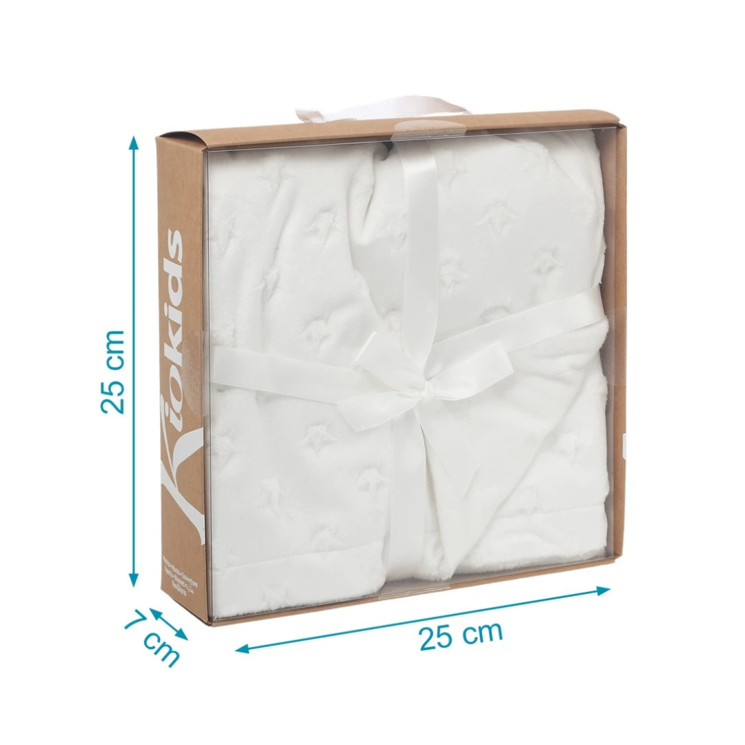 Cobertor branco para bebé com estrelas em embalagem de cartão transparente.