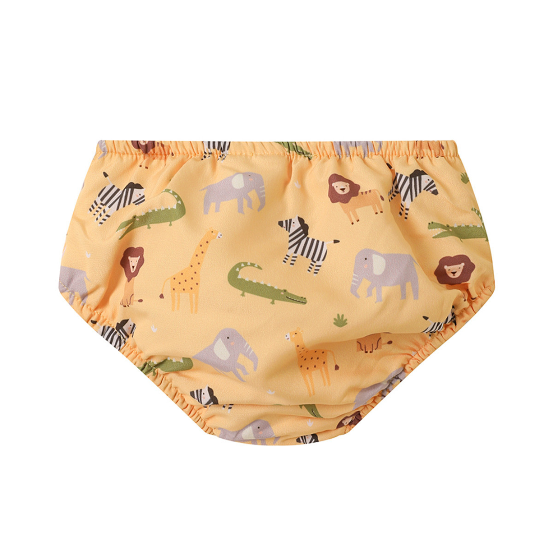 Cueca fralda reutilizável bege com padrão de animais selvagens coloridos.