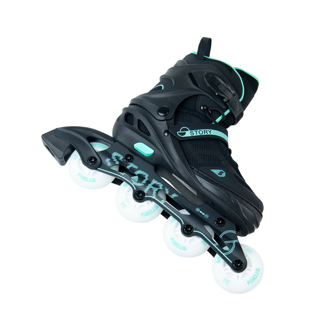 Patins em linha preto e azul turquesa com rodas brancas e detalhes em azul