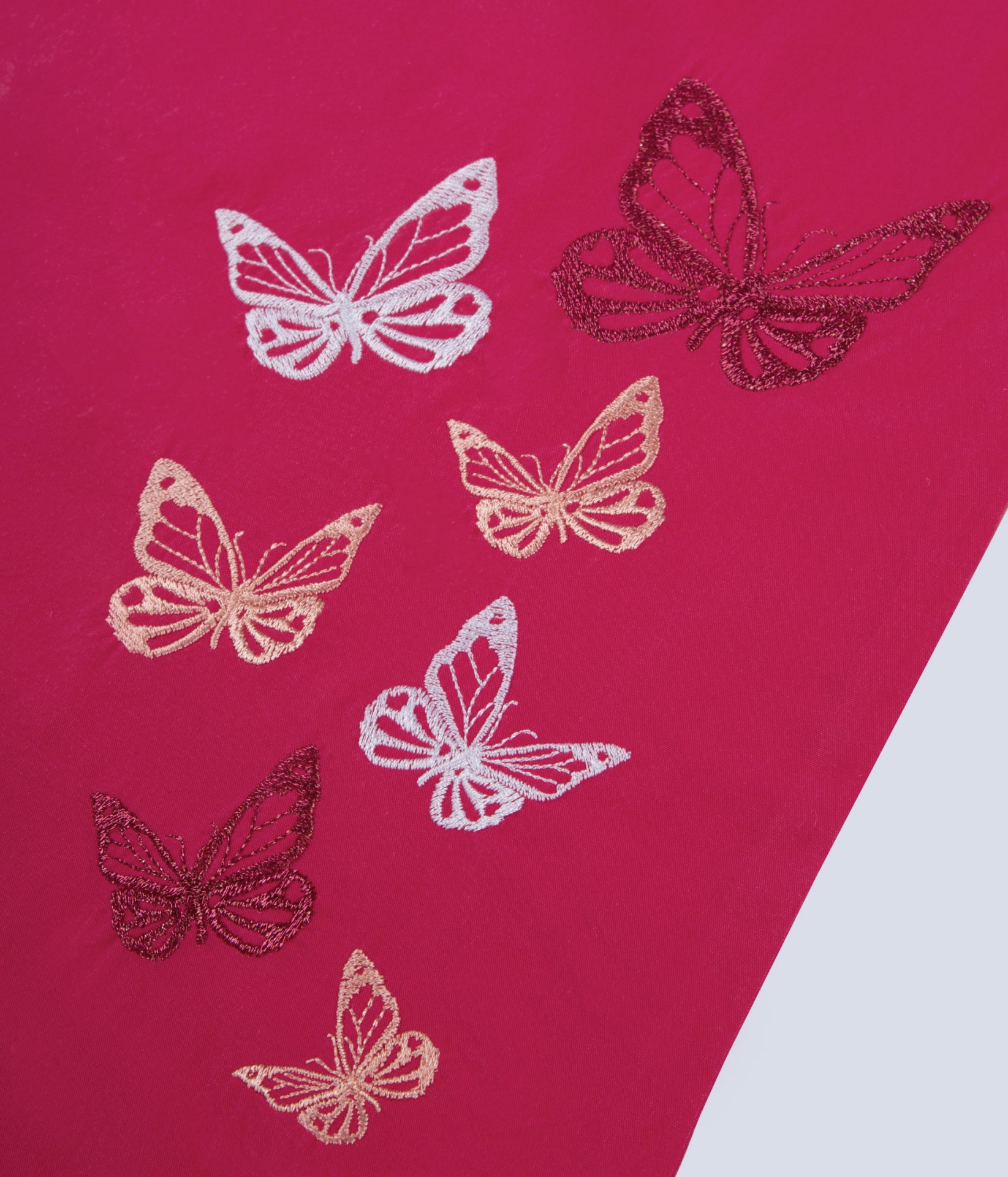 Tecido vermelho com borboletas bordadas ou estampadas douradas, brancas e vermelhas