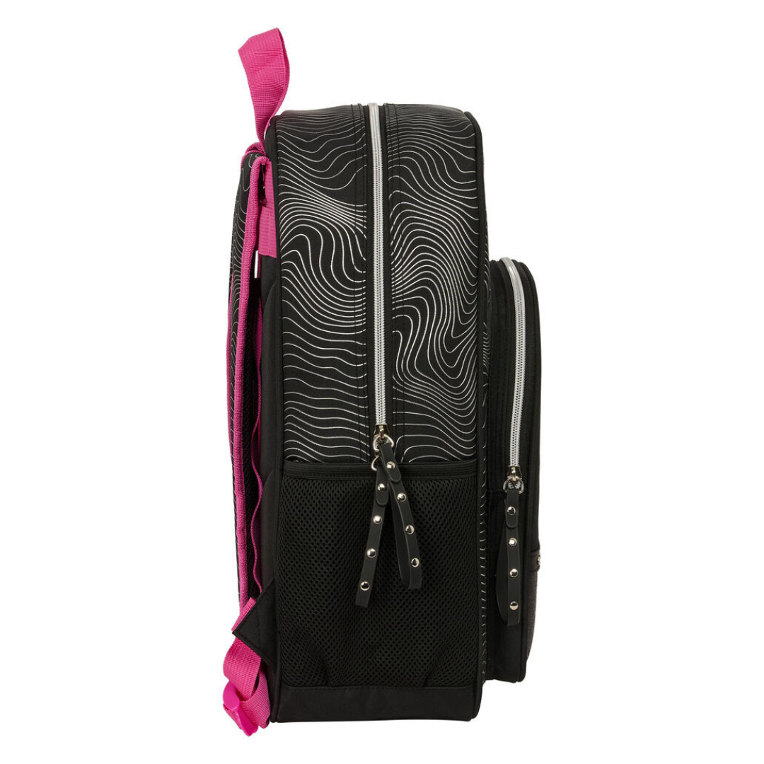 Mochila preta com padrão branco e detalhes cor-de-rosa vista de lado