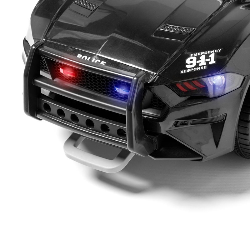 Carro de polícia de brinquedo preto com luzes vermelhas e azuis e texto branco
