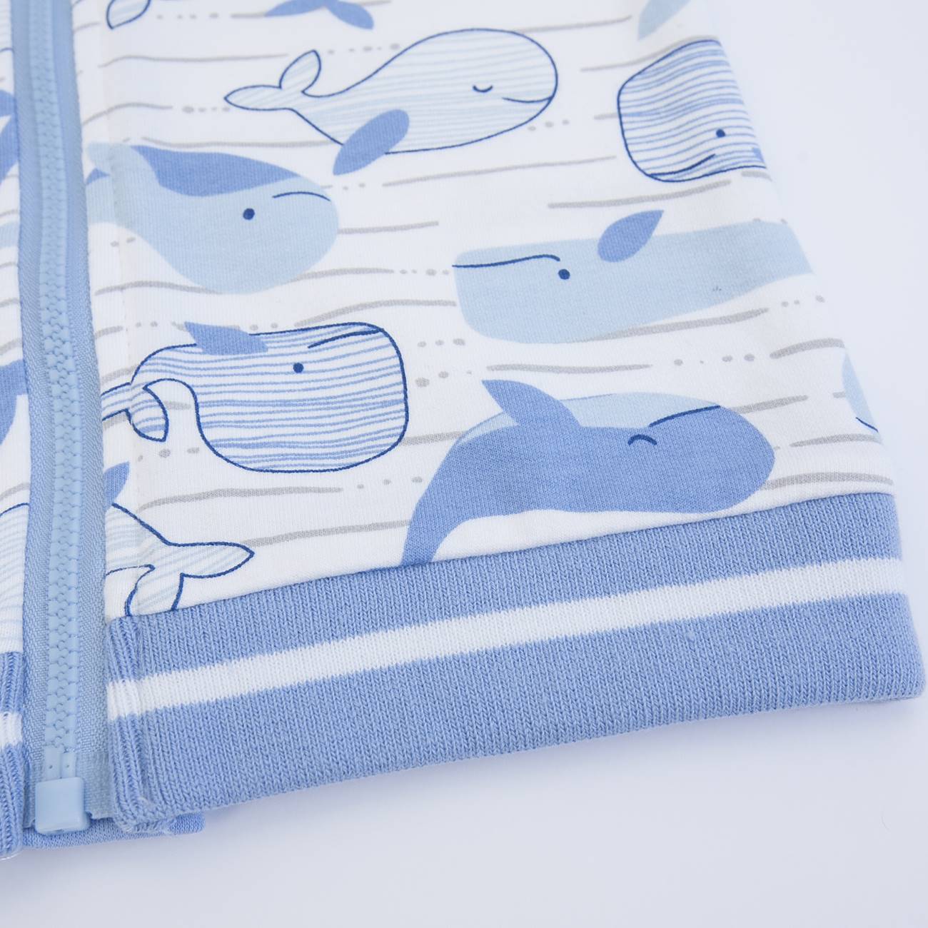 tecido com padrão de baleias azuis e brancas com fecho de correr azul