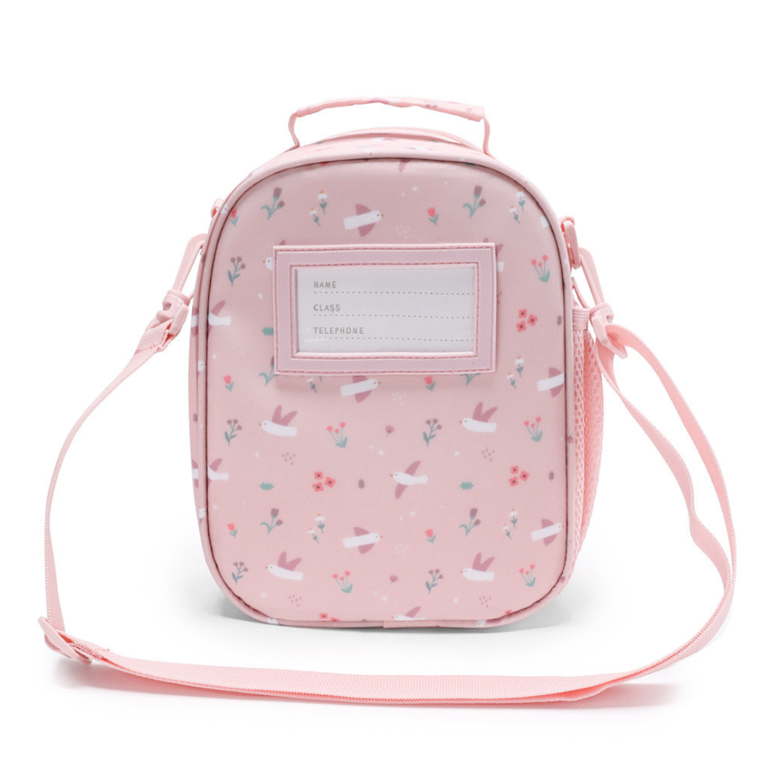 Mala infantil rosa com padrão de flores e pássaros e etiqueta frontal