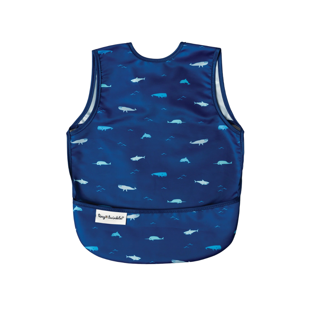 Babete azul com padrão de tubarões e bolso frontal