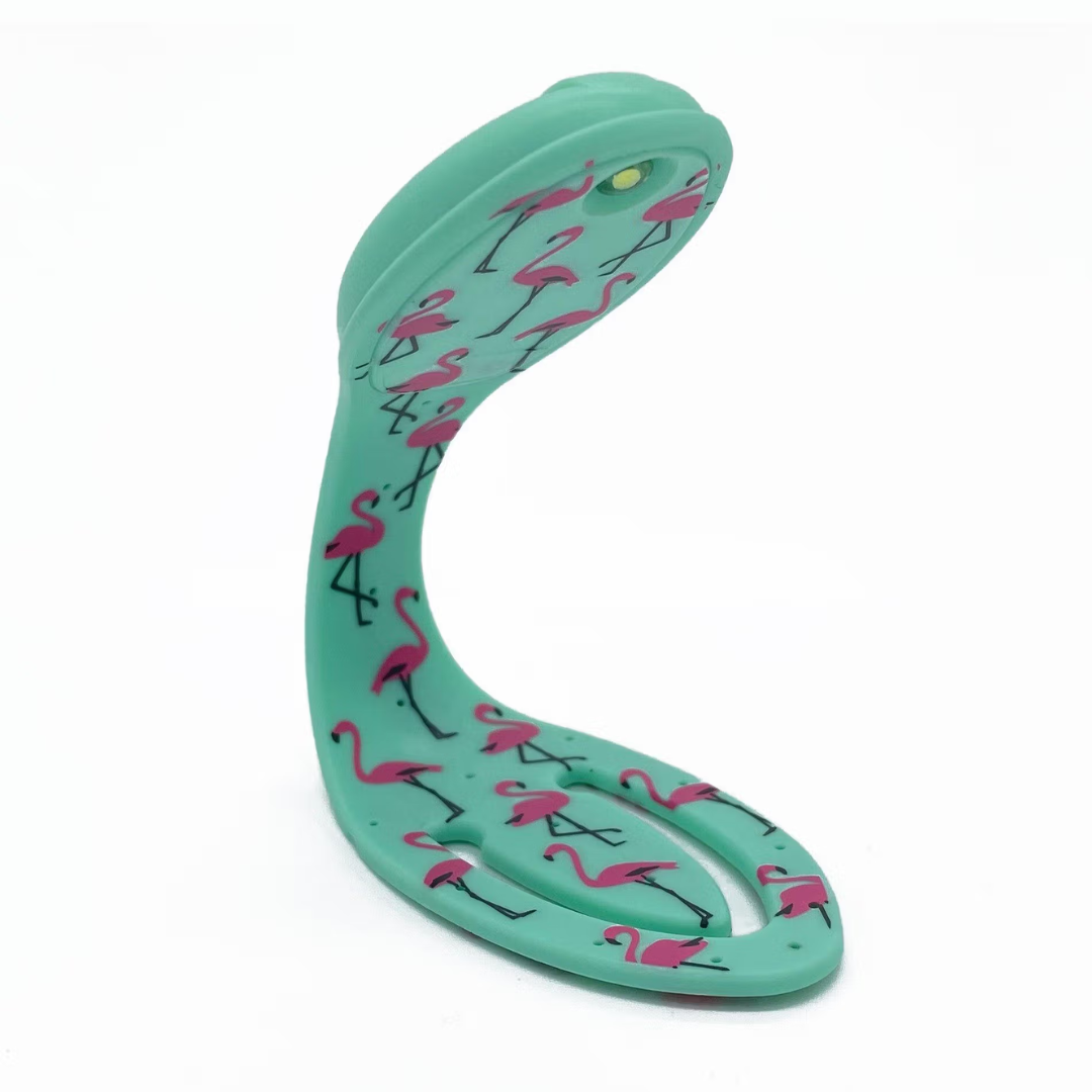 Suporte verde água em silicone com padrão de flamingos rosa