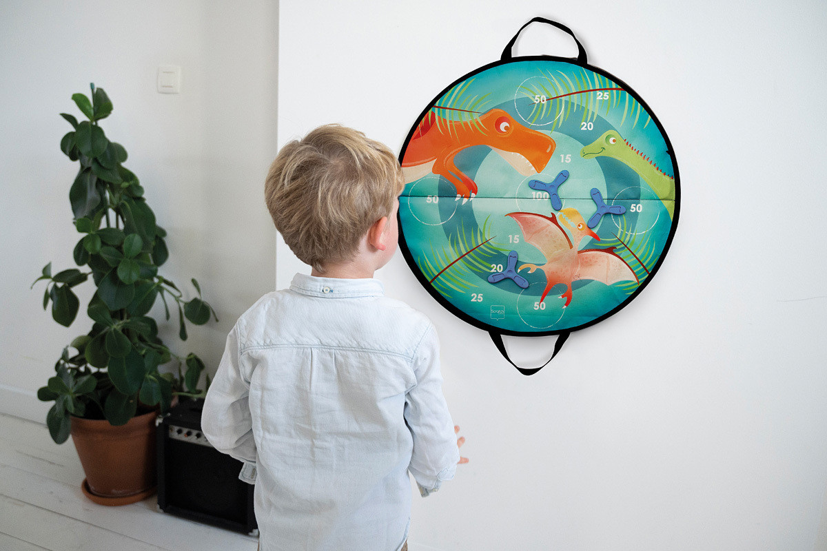 Alvo infantil redondo com dinossauros coloridos pendurado na parede