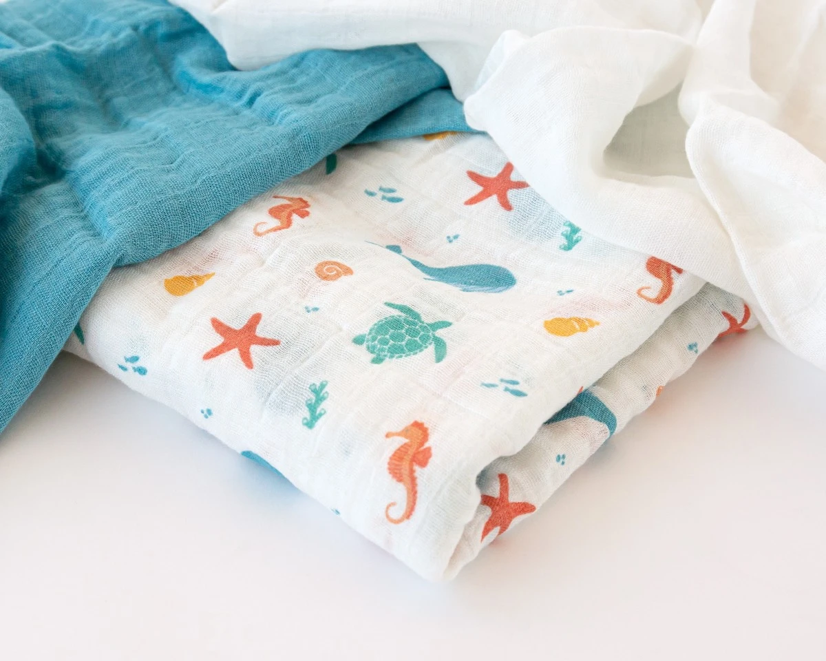 Paninhos de algodão azul, branco e branco com padrão marinho colorido