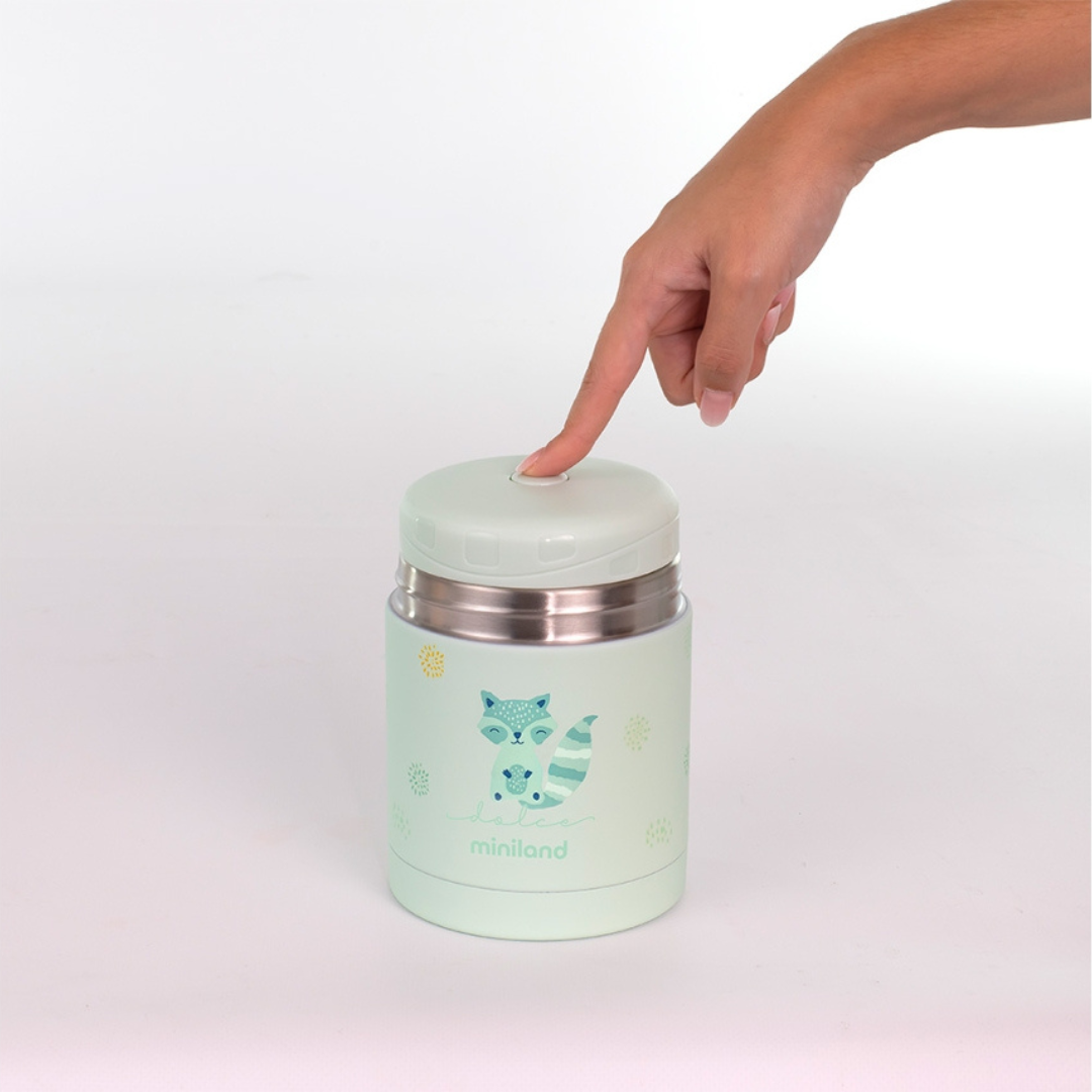 Garrafa térmica infantil verde menta com guaxinim e dedo pressionando botão na tampa branca