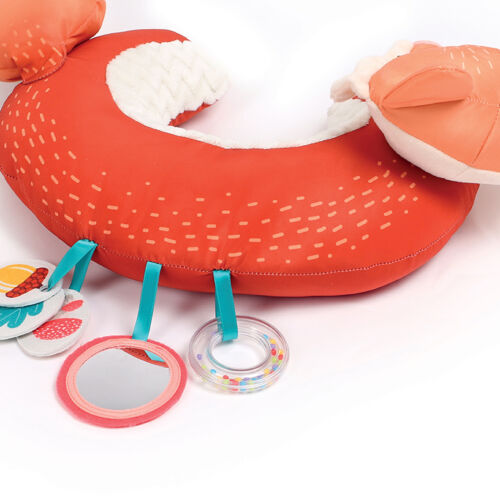 Almofada infantil laranja em forma de raposa com acessórios pendurados