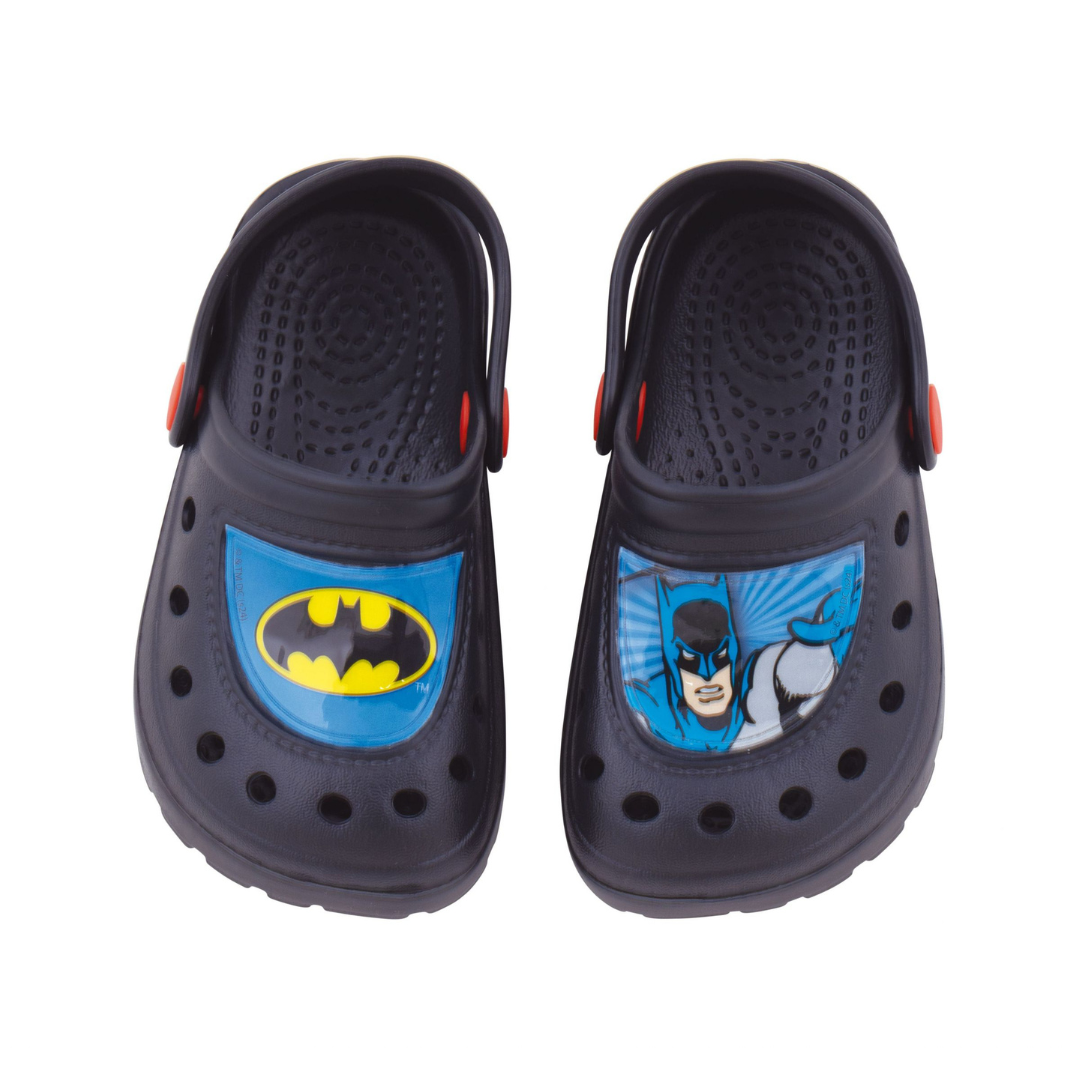 Sandálias negras com desenhos do Batman em azul e amarelo