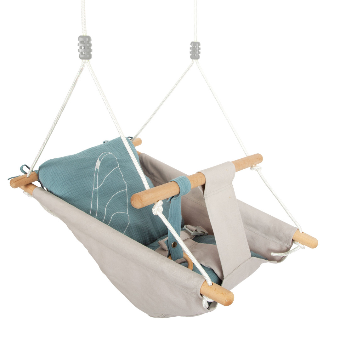 Baloiço para bebé em tecido bege e almofada azul turquesa com varas de madeira e cordas