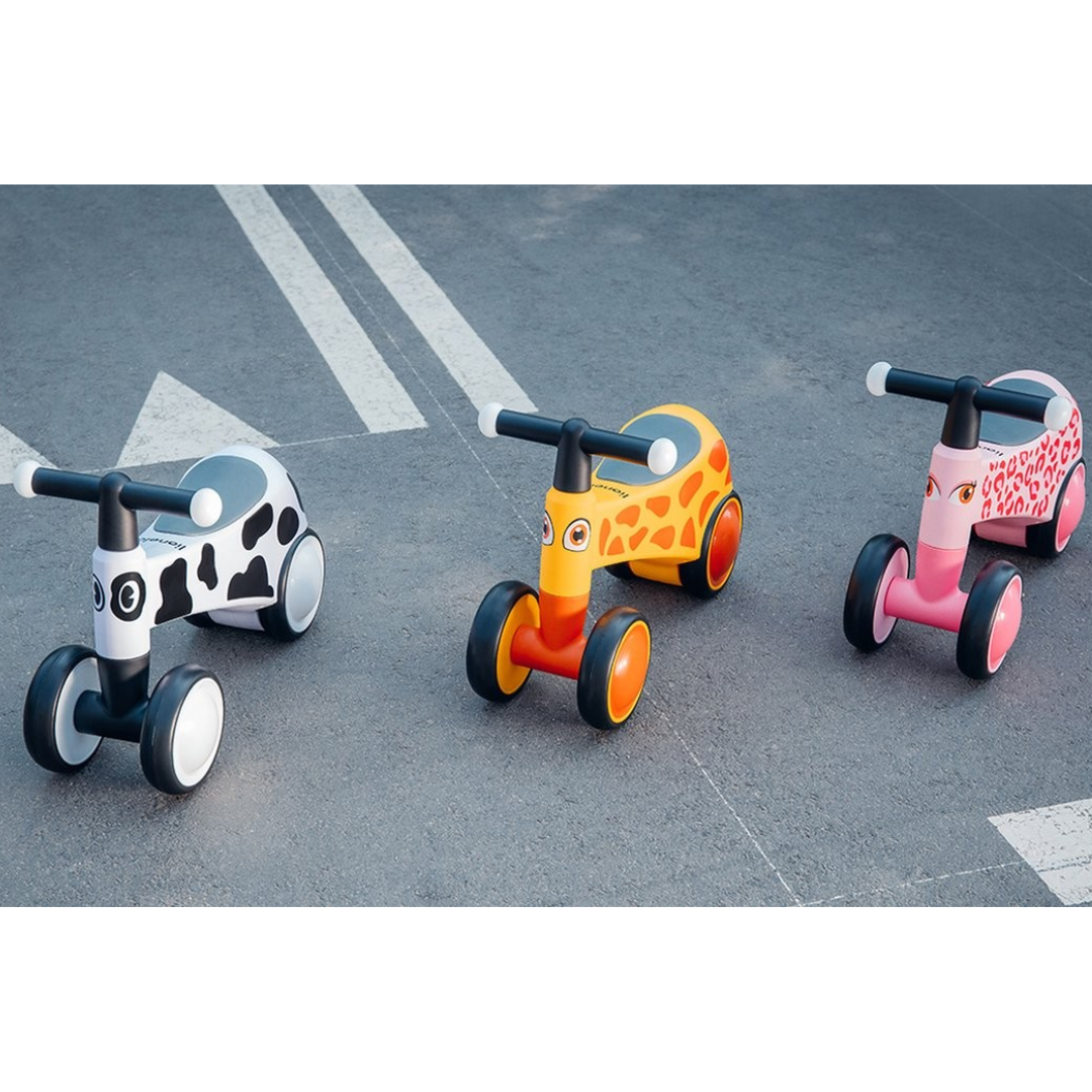 Três trotinetes infantis coloridas em chão de cimento