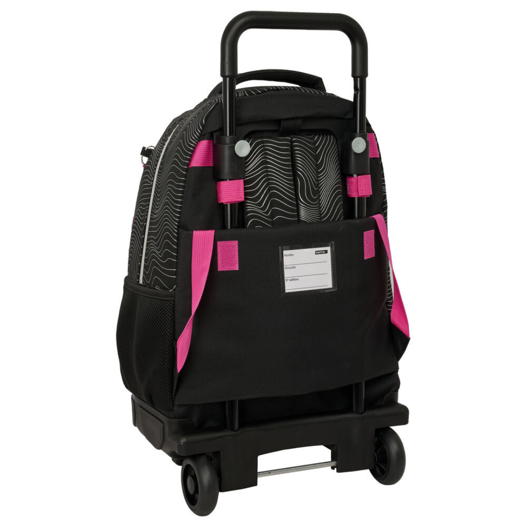 Mochila preta com desenhos brancos, alças cor de rosa e rodas de trolley