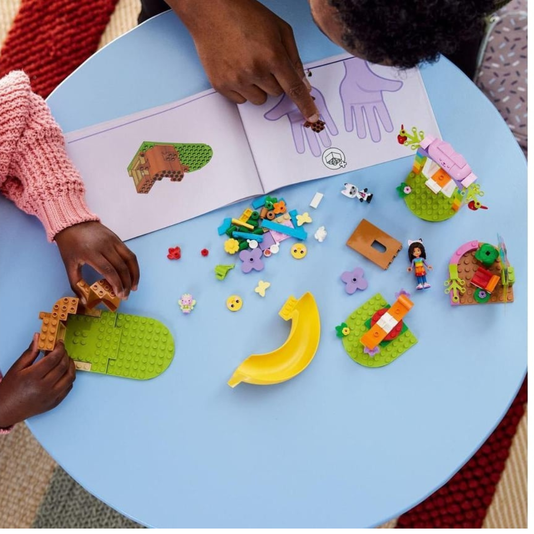 Mesa azul com peças de construção de plástico e livro de instruções