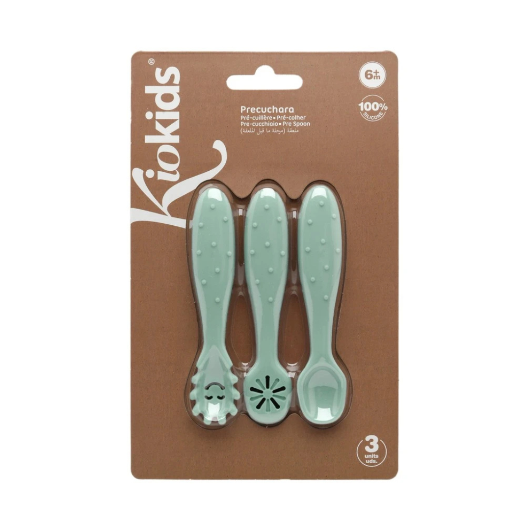 Conjunto de três colheres de silicone verdes para crianças em embalagem castanha