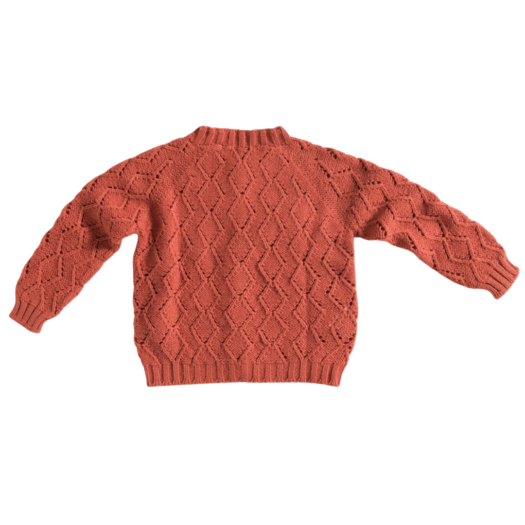 Camisola de malha castanho-avermelhada com padrão em relevo de losangos