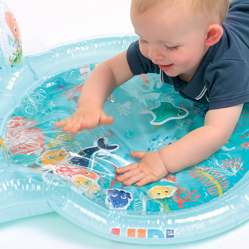 Bebé a brincar numa piscina insuflável azul claro com desenhos de animais marinhos