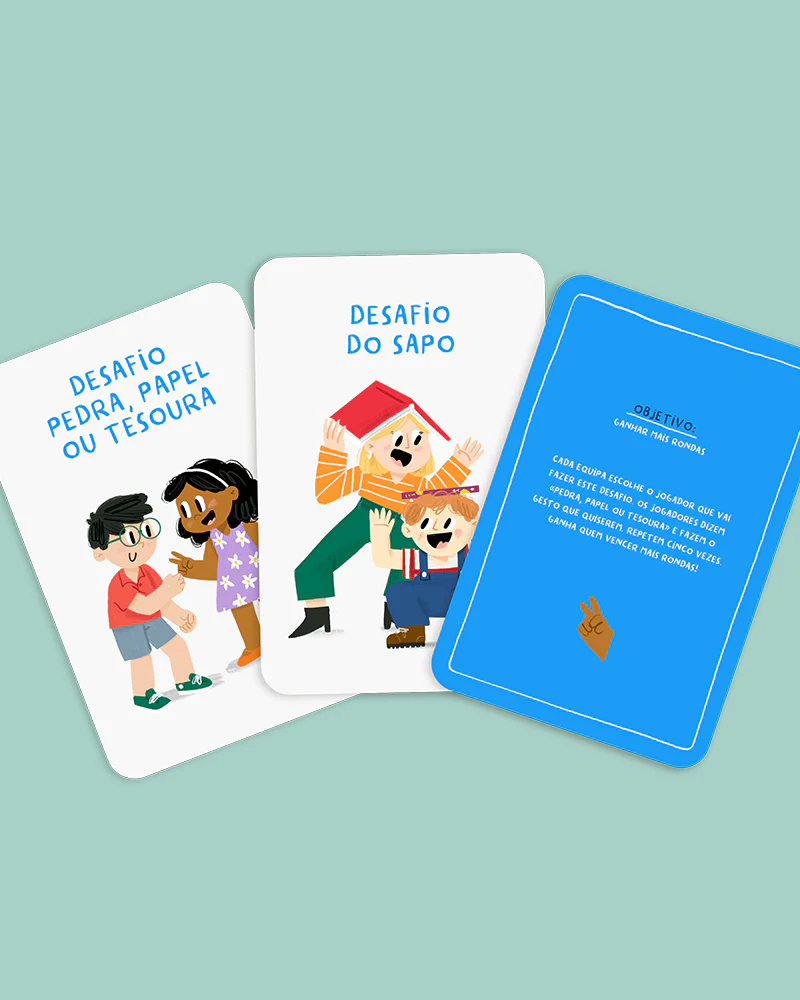 Cartas de um jogo com ilustrações coloridas e texto em português sobre fundo azul claro.