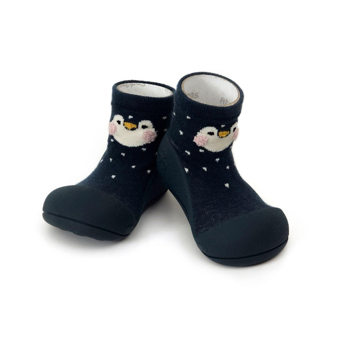 Sapatos tipo meias para criança com padrão de pinguim e sola preta