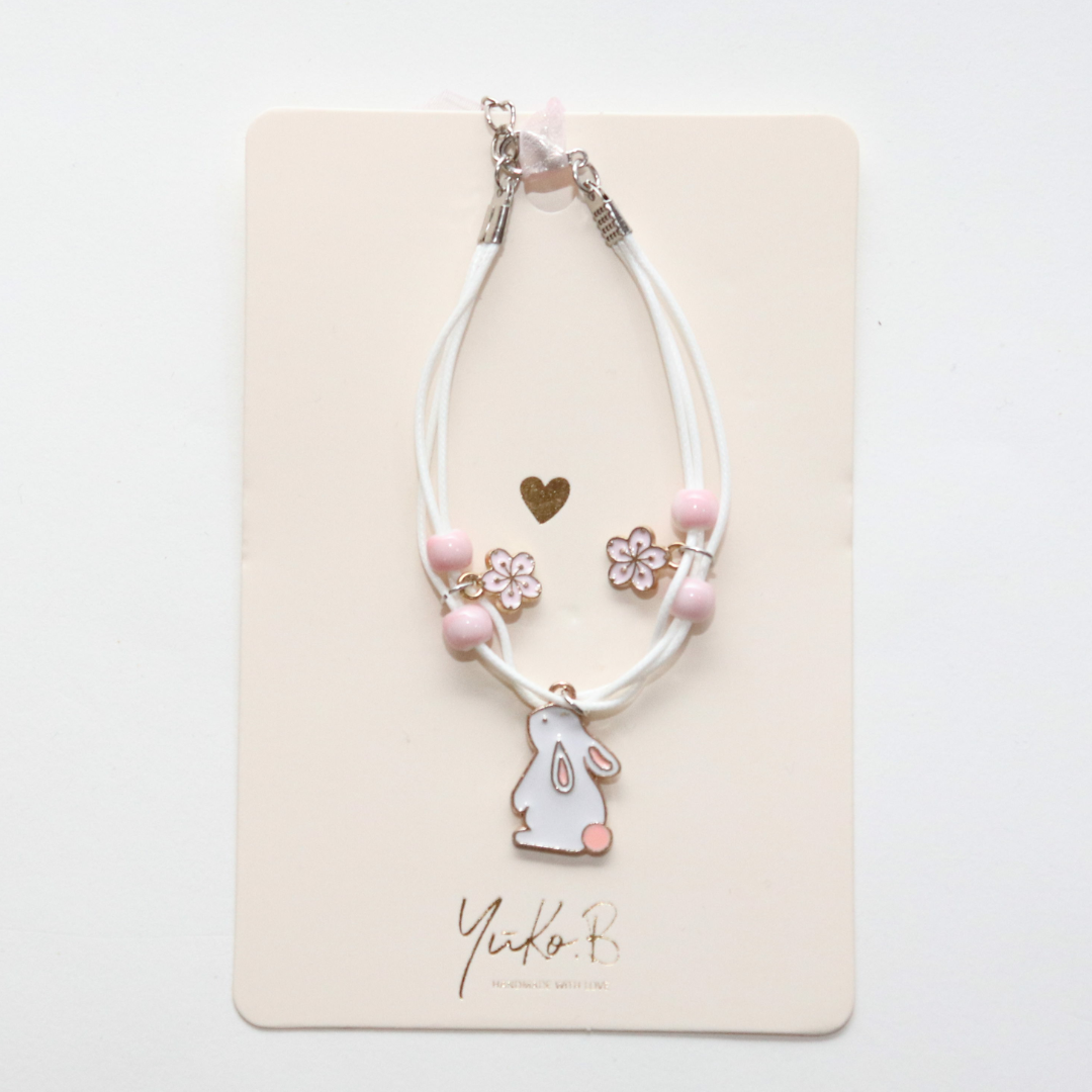 Colar infantil com pingente de coelho, contas e flores cor-de-rosa em cartolina creme